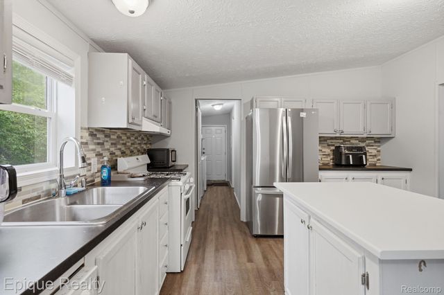 253 Parker Lake Drive, Oxford Charter Township, MI 48371