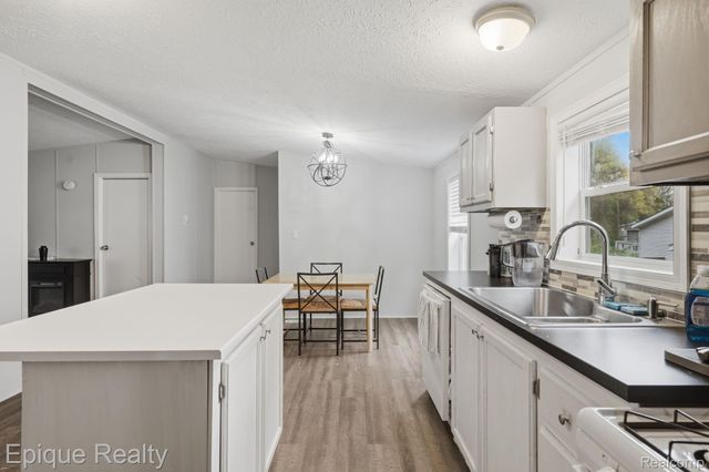 253 Parker Lake Drive, Oxford Charter Township, MI 48371