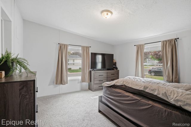 253 Parker Lake Drive, Oxford Charter Township, MI 48371