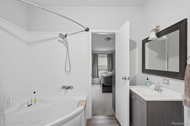 253 Parker Lake Drive, Oxford Charter Township, MI 48371