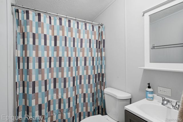 253 Parker Lake Drive, Oxford Charter Township, MI 48371