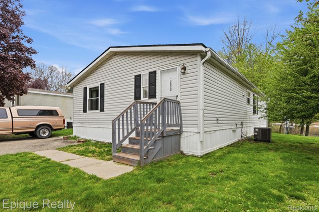 253 Parker Lake Drive, Oxford Charter Township, MI 48371
