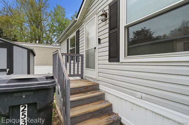 253 Parker Lake Drive, Oxford Charter Township, MI 48371