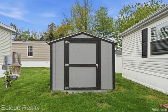 253 Parker Lake Drive, Oxford Charter Township, MI 48371