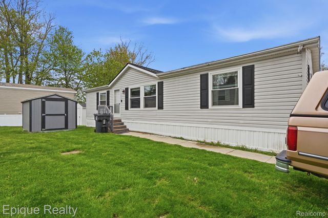 253 Parker Lake Drive, Oxford Charter Township, MI 48371