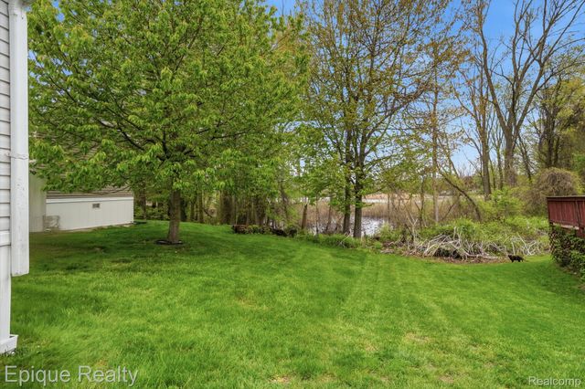253 Parker Lake Drive, Oxford Charter Township, MI 48371