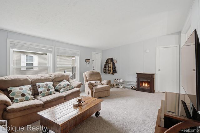 253 Parker Lake Drive, Oxford Charter Township, MI 48371