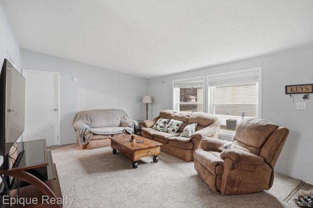 253 Parker Lake Drive, Oxford Charter Township, MI 48371