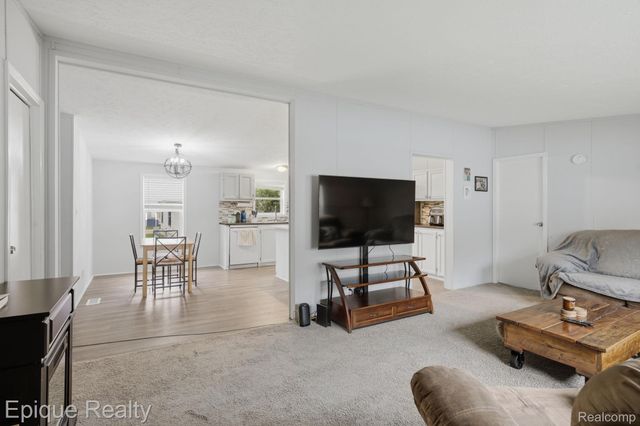 253 Parker Lake Drive, Oxford Charter Township, MI 48371