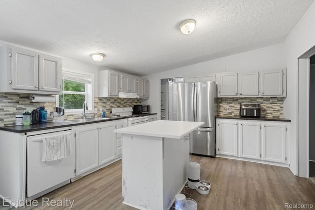 253 Parker Lake Drive, Oxford Charter Township, MI 48371