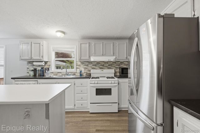 253 Parker Lake Drive, Oxford Charter Township, MI 48371