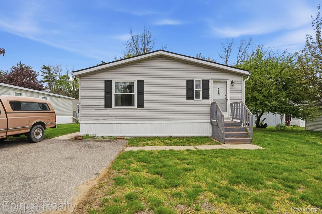 253 Parker Lake Drive, Oxford Charter Township, MI 48371