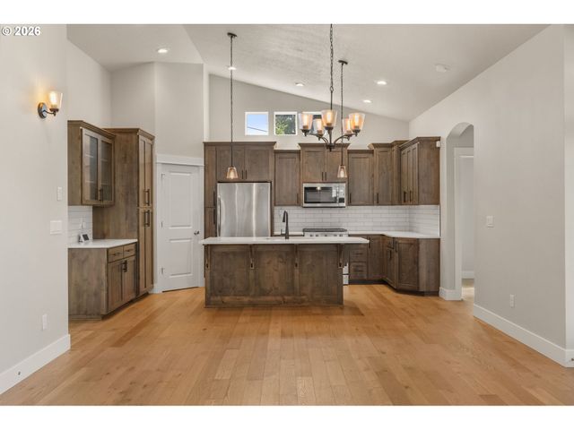 445 HUNSAKER Ln, Eugene, OR 97404