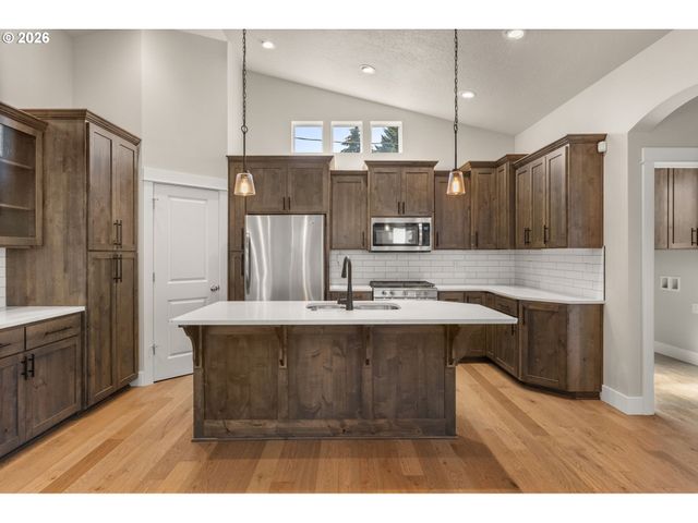 445 HUNSAKER Ln, Eugene, OR 97404