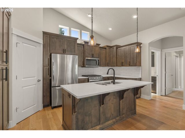 445 HUNSAKER Ln, Eugene, OR 97404