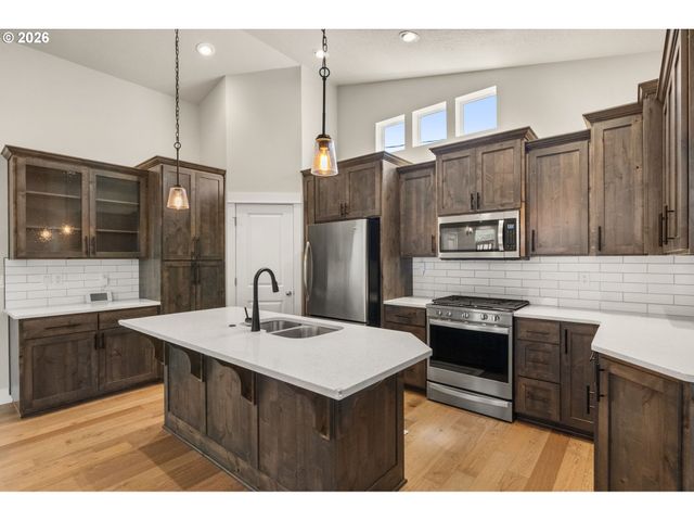 445 HUNSAKER Ln, Eugene, OR 97404