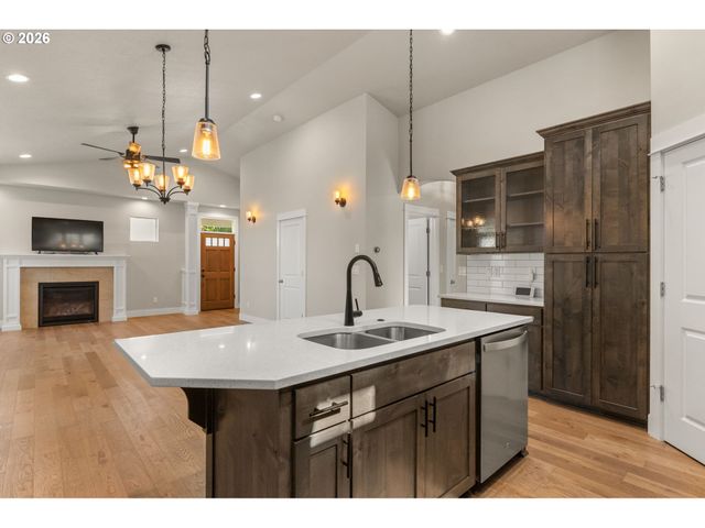 445 HUNSAKER Ln, Eugene, OR 97404