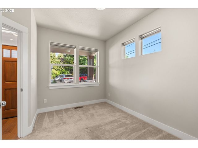 445 HUNSAKER Ln, Eugene, OR 97404