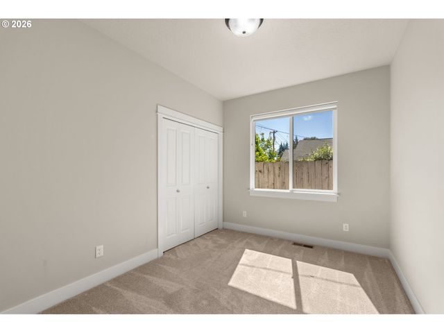 445 HUNSAKER Ln, Eugene, OR 97404