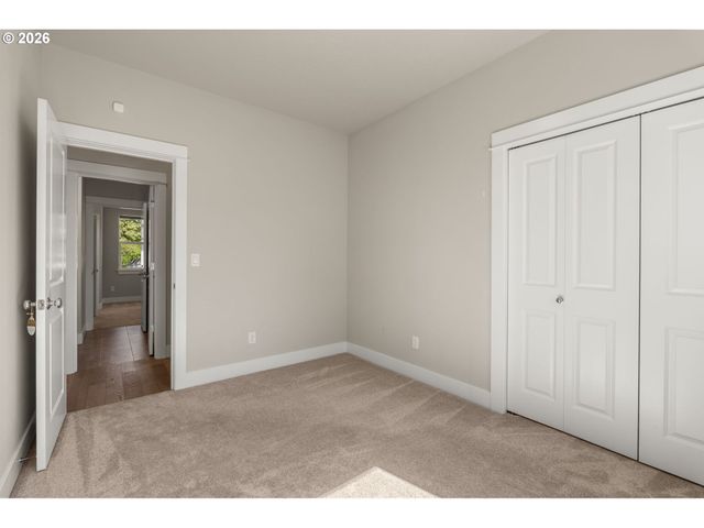445 HUNSAKER Ln, Eugene, OR 97404