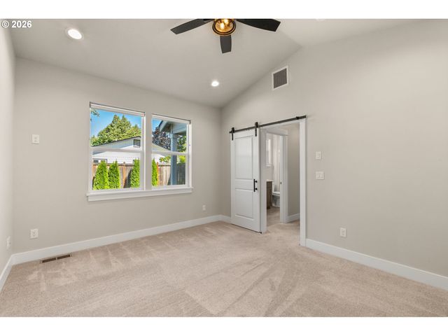 445 HUNSAKER Ln, Eugene, OR 97404