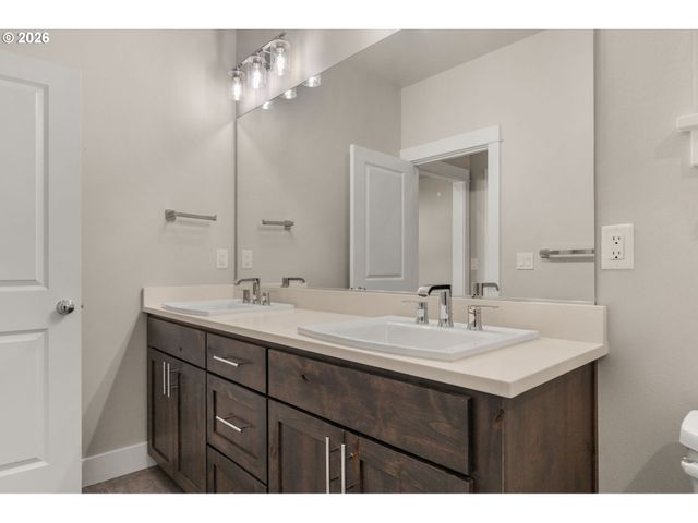 445 HUNSAKER Ln, Eugene, OR 97404