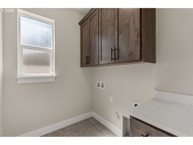 445 HUNSAKER Ln, Eugene, OR 97404