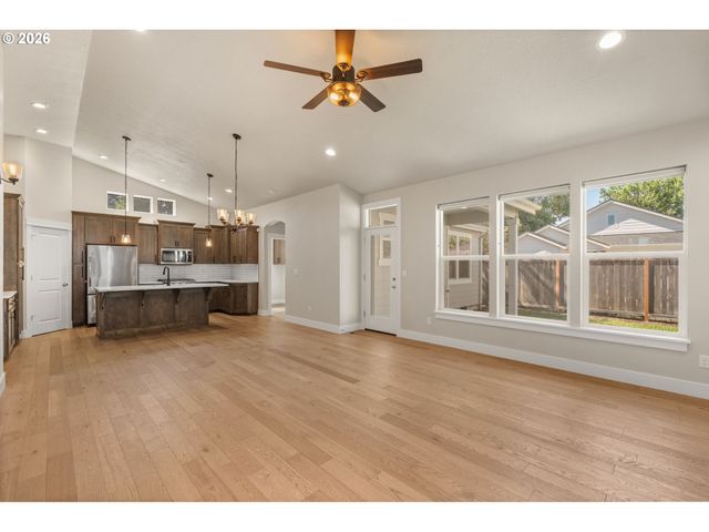 445 HUNSAKER Ln, Eugene, OR 97404