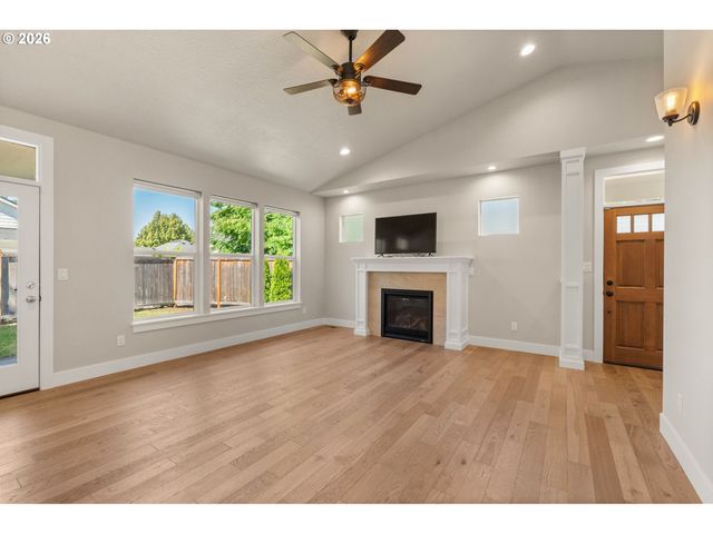 445 HUNSAKER Ln, Eugene, OR 97404