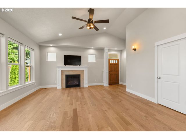 445 HUNSAKER Ln, Eugene, OR 97404