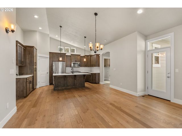 445 HUNSAKER Ln, Eugene, OR 97404