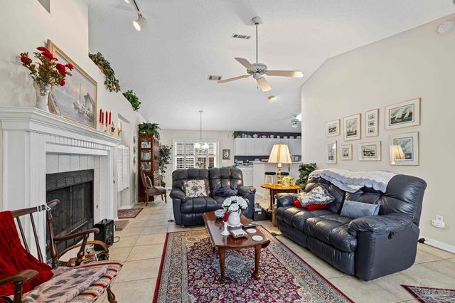 3515 Silvertree Ln, Pensacola, FL 32504