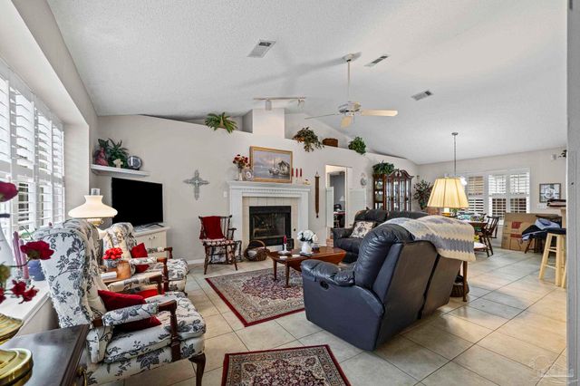 3515 Silvertree Ln, Pensacola, FL 32504