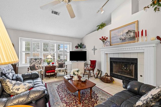 3515 Silvertree Ln, Pensacola, FL 32504