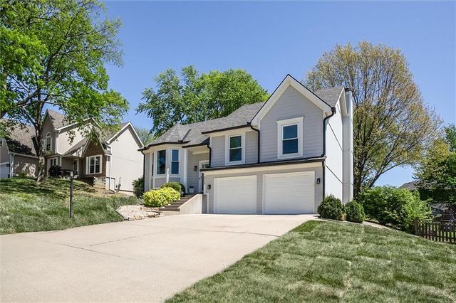 828 S Valley Drive, Lansing, KS 66043