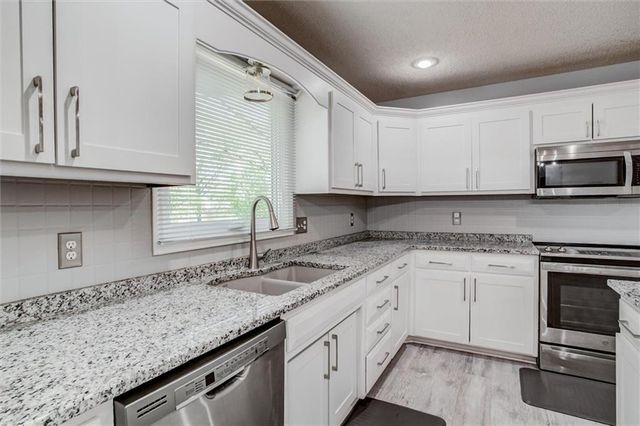 828 S Valley Drive, Lansing, KS 66043