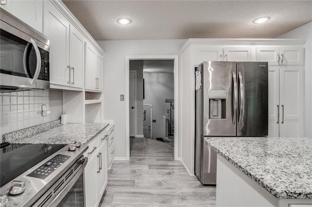 828 S Valley Drive, Lansing, KS 66043