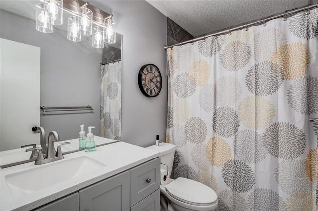 828 S Valley Drive, Lansing, KS 66043