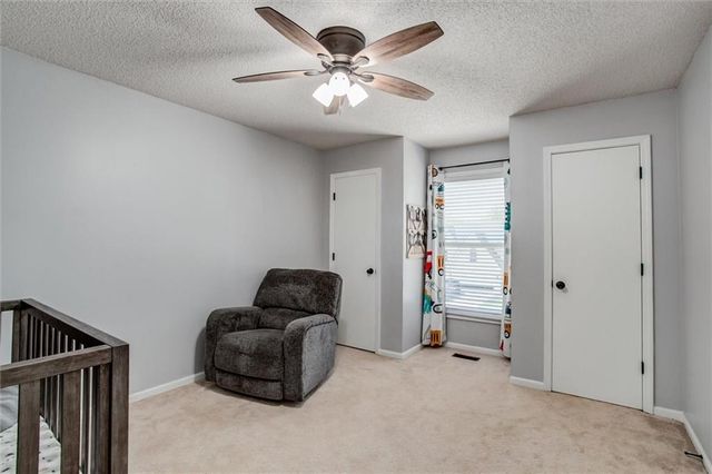 828 S Valley Drive, Lansing, KS 66043