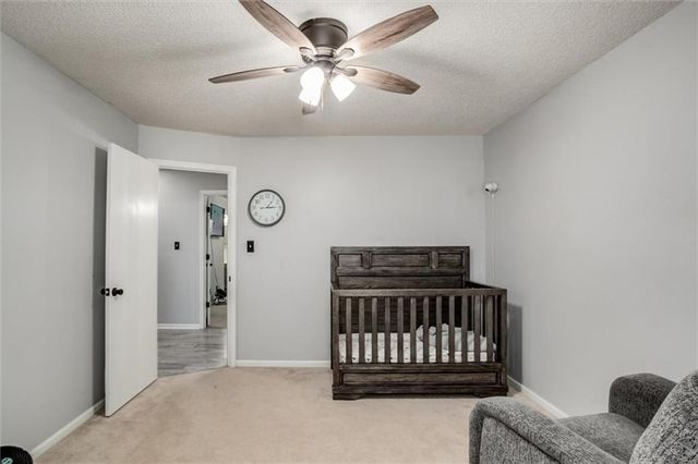 828 S Valley Drive, Lansing, KS 66043