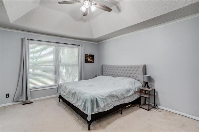 828 S Valley Drive, Lansing, KS 66043