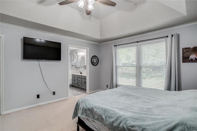 828 S Valley Drive, Lansing, KS 66043