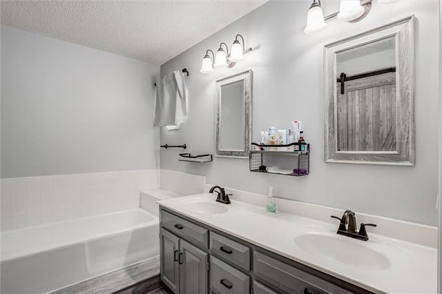 828 S Valley Drive, Lansing, KS 66043