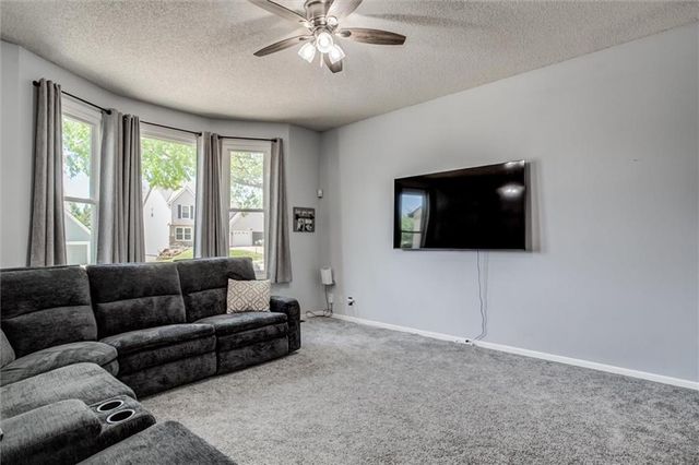 828 S Valley Drive, Lansing, KS 66043