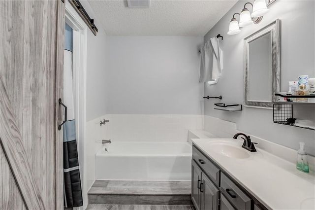 828 S Valley Drive, Lansing, KS 66043