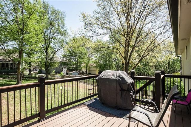 828 S Valley Drive, Lansing, KS 66043
