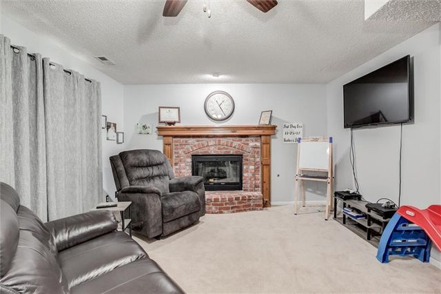 828 S Valley Drive, Lansing, KS 66043