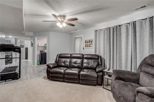 828 S Valley Drive, Lansing, KS 66043