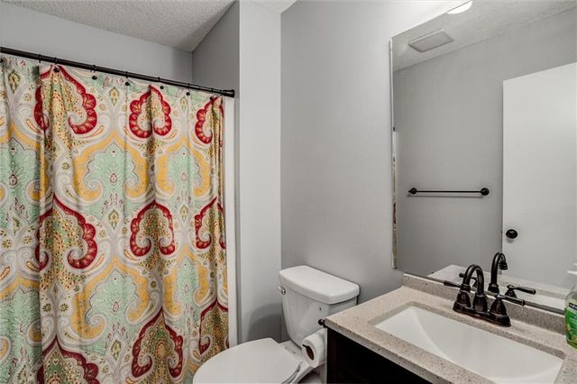 828 S Valley Drive, Lansing, KS 66043