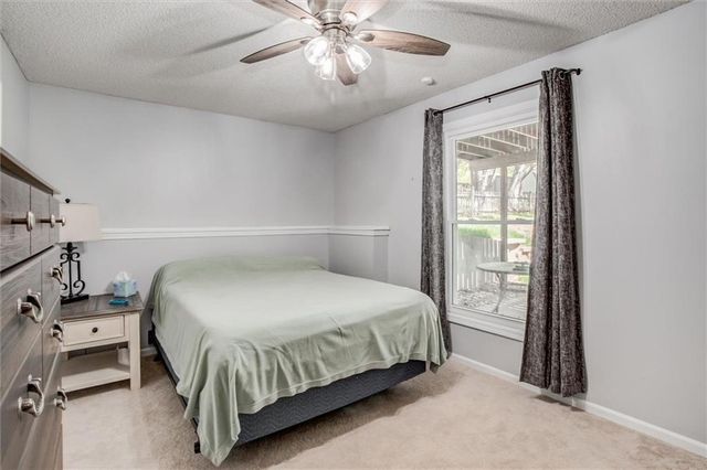 828 S Valley Drive, Lansing, KS 66043